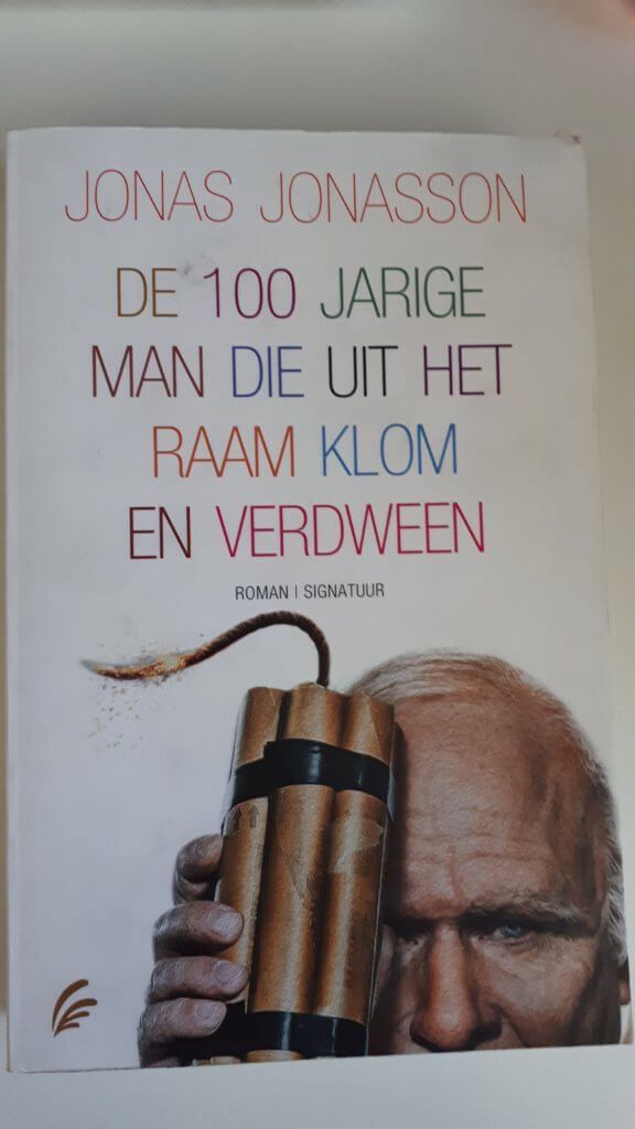 De 100 jarige man die uit het raam klom en verdween